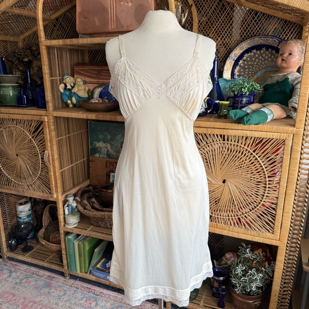 Elegant Vtg Cream Lace Trim Slip Dress